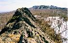 Вид на гребень Караташа с безымяного останца, находящегося севернее вершины