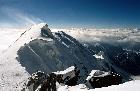 Во время спуска. Внизу – скала Обелиск. Над гребнем Верблюда ветер поднимает гигантский снежный флаг